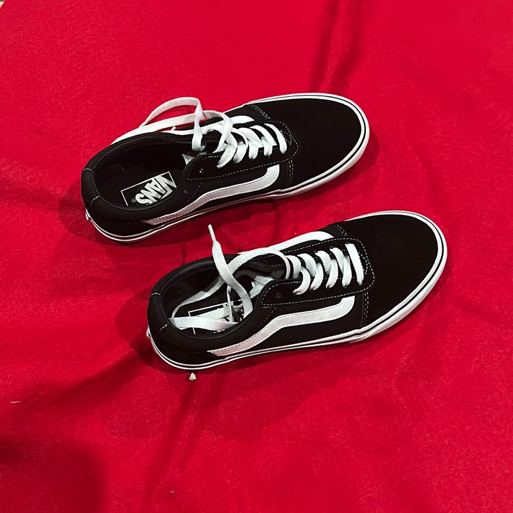 Like new women’s Vans Old Skool in Black and White suede in a woman’s size 8.
